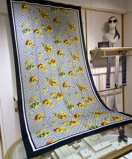 Gucci Cashmere Flower Printed Patterns Multicolor in Black Scarf 150cm/71in