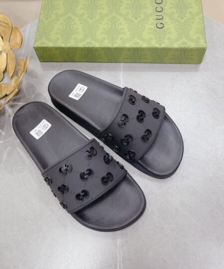 Gucci Men’s Rubber GG Slide Sandals Black For Men ‎573922 JDR00 1000