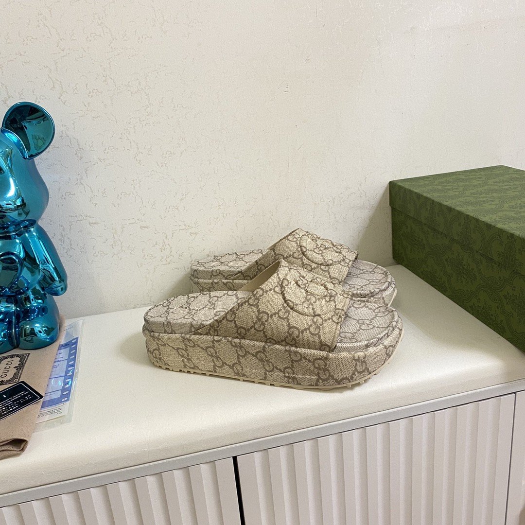 Gucci Interlocking G Slide Sandal Beige For Men 725535 JAAC6 9742 - Image 4