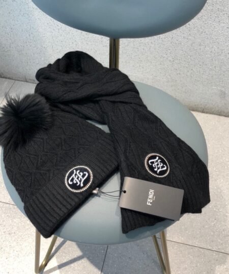Fendi Beanie & Scarf Set In Black