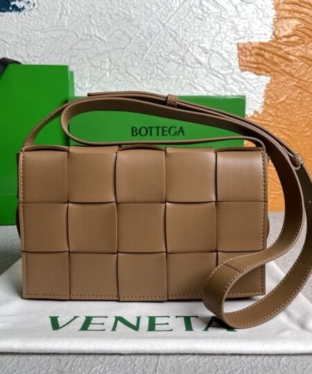 Bottega Veneta Cassette Acorn, For Women, Women’s Bags 9.1in/23cm 578004VMAY17745