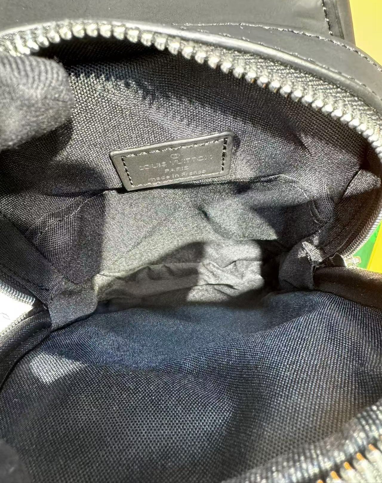 Louis Vuitton Avenue NM Slingbag Black For Men 31cm/12.2in - Image 7