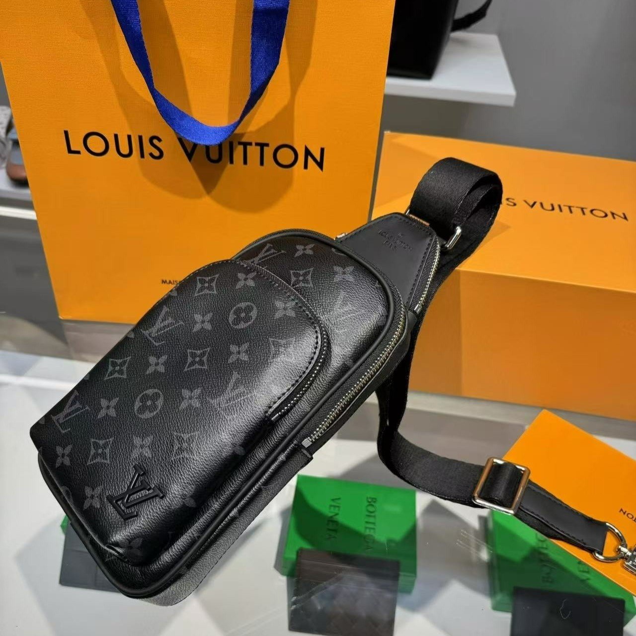 Louis Vuitton Avenue NM Slingbag Black For Men 31cm/12.2in - Image 5