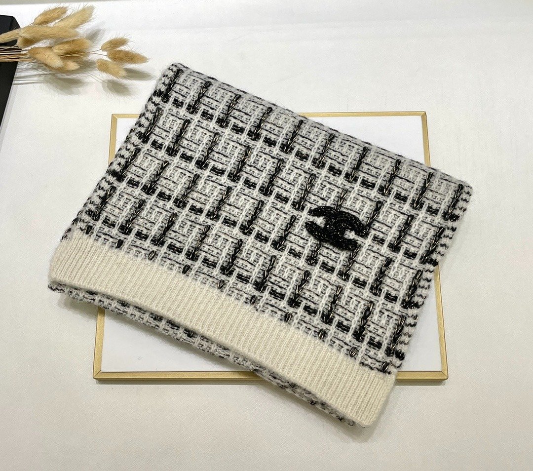 Chanel Monochrome Winter Knit Set – Hat, Scarf And Gloves Black & White For Women - Image 5