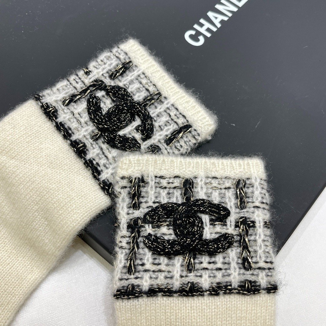Chanel Monochrome Winter Knit Set – Hat, Scarf And Gloves Black & White For Women - Image 4