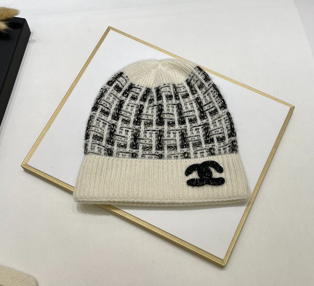 Chanel Monochrome Winter Knit Set – Hat, Scarf And Gloves Black & White For Women - Image 3